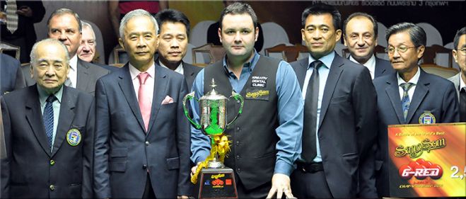 World No. 13 Stephen Maguire of Scotland after receiving the trophy from Suwat Liptapanlop, former Deputy Prime Minister of Thailand and Vice-President of the Olympic Committee of Thailand