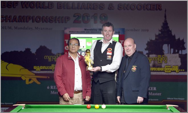 Winner Peter Gilchrist with IBSF Vice President Jim Leacy and President MBSF Dr. Min Niang