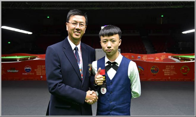 Tournament Director Joseph Lo with 2019 World Under-18 winner Jiang Jun of China
